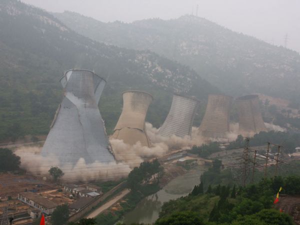 萊蕪(wu)髮電(dian)廠(chǎng)水墖爆破拆(chai)除工(gong)程(cheng)
